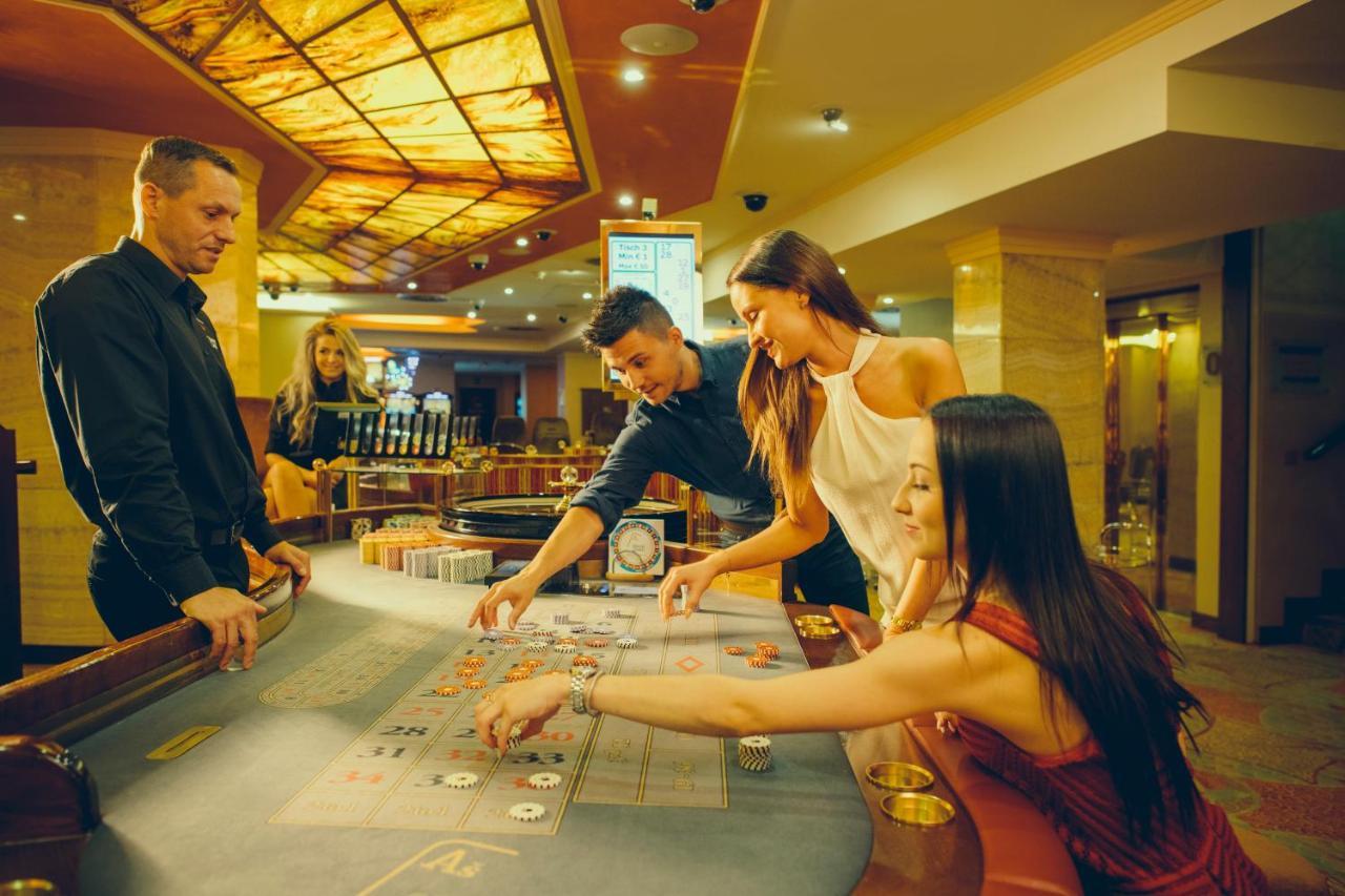 Hotel Grand Casino As à Aš Extérieur photo